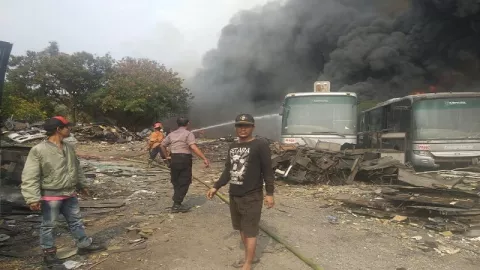 Lapor, Pak Gubernur! 20 Bus Transjakarta Terbakar - GenPI.co