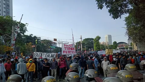 Massa Demo Mulai Bergerak ke Arah Belakang Gedung DPR - GenPI.co
