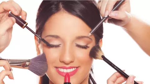 Ingin Berprofesi Jadi Makeup Artist? Lakukan Langkah-langkah Ini - GenPI.co