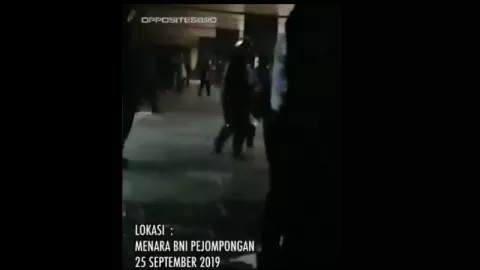 Video Polisi Serbu Ambulans, Tim Medis Diludahi, Pasien Diinjak - GenPI.co