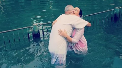 Demi Lovato Dibaptis di Sungai yang Sama dengan Pembaptisan Yesus - GenPI.co