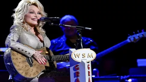 Dermawan! Dolly Parton Beri Miliaran Rupiah Buat Riset Vaksin - GenPI.co