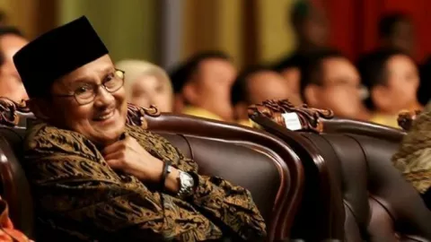 BJ Habibie dan Soeharto Ternyata Punya Hubungan Ayah-Anak - GenPI.co