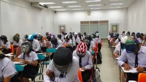 Viral Mahasiswa Pakai Helm saat Ujian di Dalam Kelas - GenPI.co