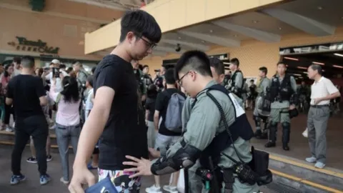 Aparat Kepolisian Hong Kong Perketat Penjagaan Area Bandara - GenPI.co