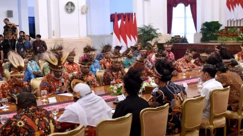 Jokowi akan Tempatkan 1.000 Sarjana Muda Papua di BUMN - GenPI.co