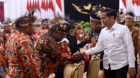 Ditanya Soal Menteri, Jokowi: Jangan Ikut Campur! - GenPI.co