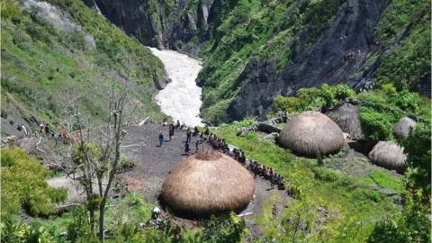 Ademnya Nikmati Panorama Lembah Baliem Papua - GenPI.co