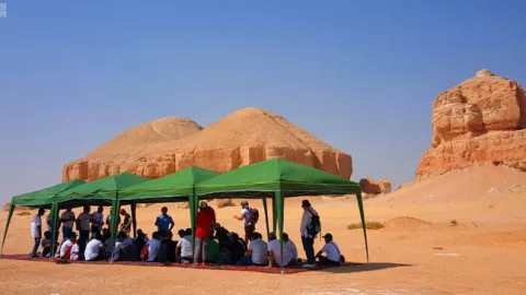 Saudi Izinkan Turis Asing Perempuan Terlihat Auratnya - GenPI.co