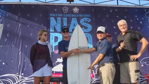 126 Peselancar Bersaing di Nias Pro Internasional Surfing 2019 - GenPI.co