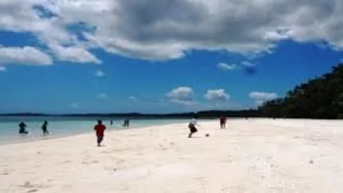 Pasir Pantai Ngurbloat Terhalus di Asia, Yuk Buktikan Pesonanya! - GenPI.co