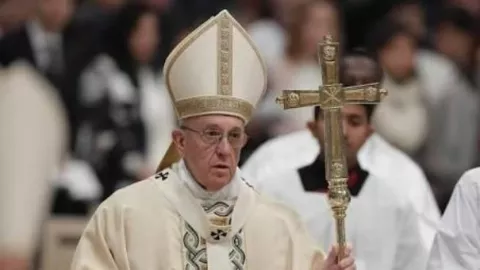 Telat Hadiri Doa Mingguan, Paus Fransiskus Terjebak di Lift - GenPI.co
