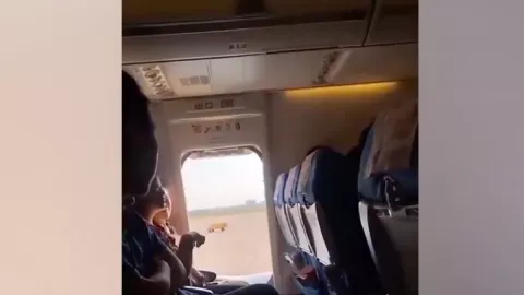 Sesak Napas, Nenek di China Buka Pintu Pesawat yang Akan Terbang - GenPI.co