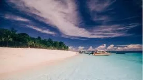 Pulau Molana, The Real Surga Dunia di Maluku - GenPI.co