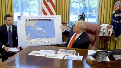 Trump Ketahuan Coret Peta Tornado Agar Prediksinya Jadi benar - GenPI.co