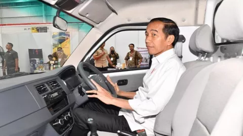 Presiden Jokowi Acungi Jempol Mobil Esemka - GenPI.co