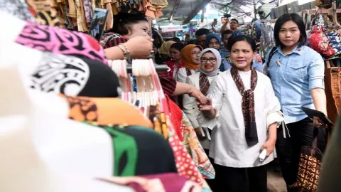Iriana Borong Batik Buat Cucunya di Pasar Beringharjo - GenPI.co