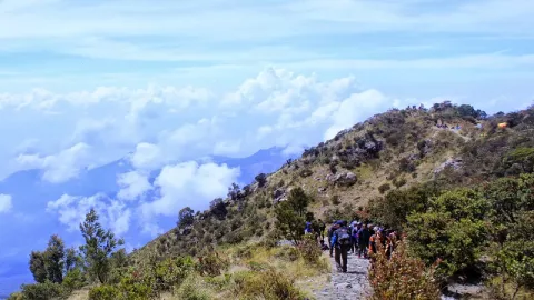 1 Suro, Gunung Lawu Padat Dikunjungi Penziarah - GenPI.co