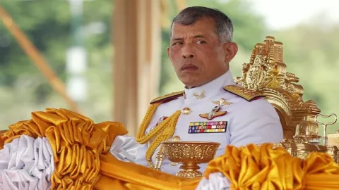 Raja Thailand Pecat 2 Pengawalnya Atas Tuduhan Perzinaan - GenPI.co