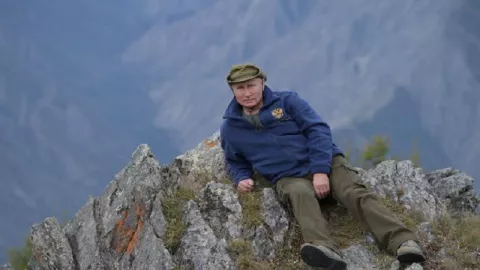 Putin Rayakan Ulang Tahun dengan Mendaki Gunung - GenPI.co
