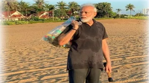 Perdana Menteri India Pungut Sampah di Pantai - GenPI.co