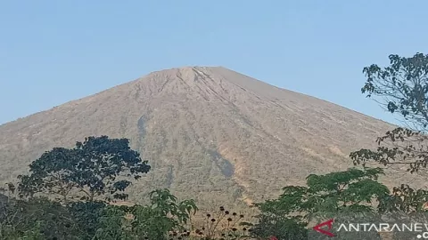 Warga Tolak Pembangunan Kereta Gantung di Jalur Pendakian Rinjani - GenPI.co