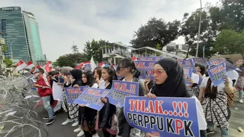 Pakai Topeng Badut, Massa Tolak Perppu KPK - GenPI.co