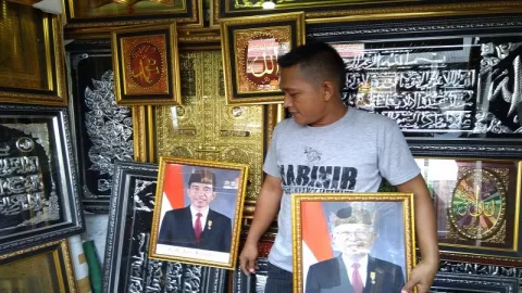 Pedagang Bingkai Foto Jokowi-Ma'ruf Laris Manis - GenPI.co