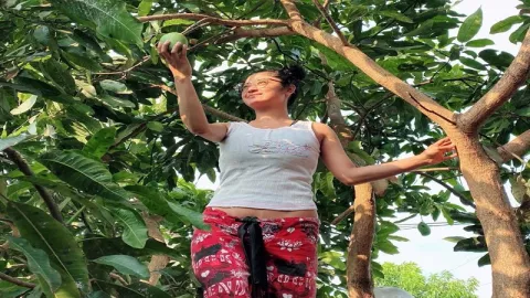 Aduhai... Dewi Perssik Panjat Pohon Bikin Netter Nggak Kedip - GenPI.co