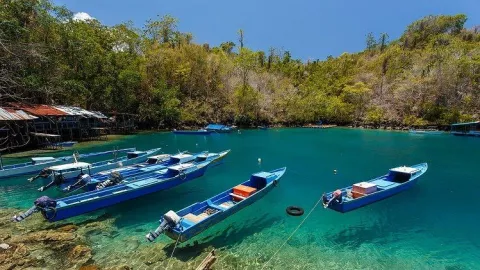 Menikmati Air Sebening Kaca di Pantai Sulamadaha Maluku Utara - GenPI.co