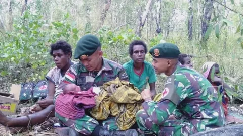 Haru, Anggota TNI Papua Bantu Persalinan Ibu di Tengah Hutan - GenPI.co