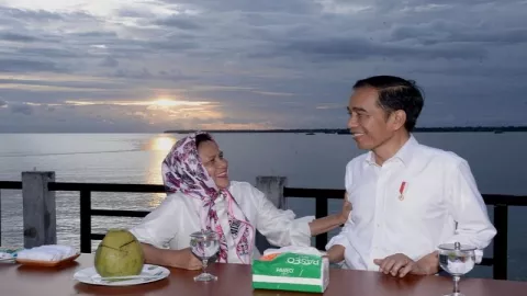 So Sweet... Ini Gaya Jokowi dan Iriana Menikmati Senja di Kaimana - GenPI.co
