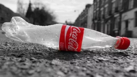 Hebat, Coca Cola Juara Penghasil Sampah Terbesar di Dunia  - GenPI.co