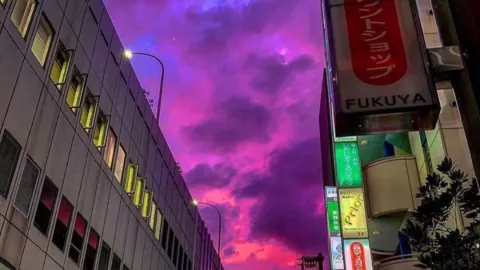 Diterjang Topan Hagibis, Langit Jepang Berubah Jadi Pink Keunguan - GenPI.co