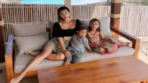 Hot Mom Istri Irfan Bachdim, Masih Langsing Bak Gadis - GenPI.co