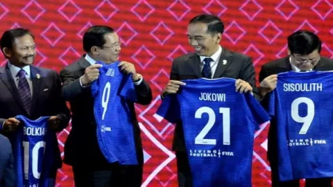RI Tuan Rumah Piala Dunia U-20, Jokowi Dapat Jersey Nomor 21 - GenPI.co