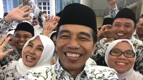 Jokowi Tetap Lanjutkan Selfie dengan Masyarakat - GenPI.co