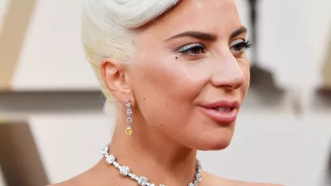 Bergaya Seronok Saat Digendong, Lady Gaga Terjun Mencium Tanah - GenPI.co