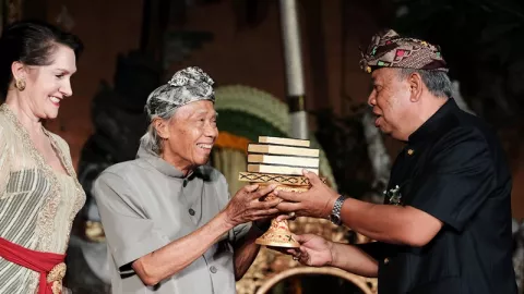 Pendongeng Bali Made Taro Dianugerahi Lifetime Achievement Award - GenPI.co
