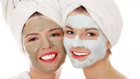 Masker Wajah: Kamu Pilih Mana, Clay Mask atau Mud Mask? - GenPI.co