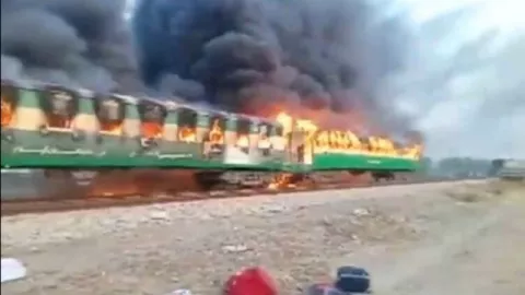 Kereta Terbakar di Pakistan Tewaskan 65 Orang, Penyebabnya Kompor - GenPI.co