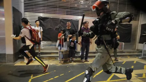 Pengunjuk Rasa Hong Kong Berhasil Pukul Mundur Polisi - GenPI.co