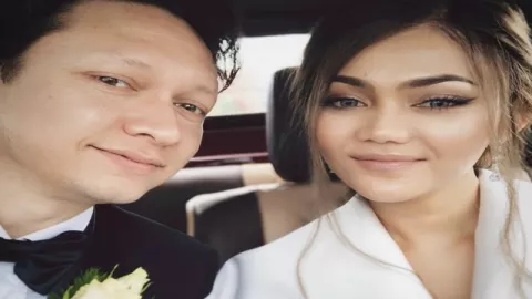 Usai Nikah, Begini Selfie Perdana Rina Nose Bareng Suami  - GenPI.co
