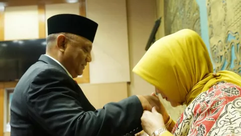 Gubernur Gorontalo Beri Pesan Khusus pada Istri yang Duduk di DPR - GenPI.co
