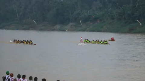 Inhu Gelar Pacu Lomba Sampan, 65 Peserta Ambil Bagian - GenPI.co