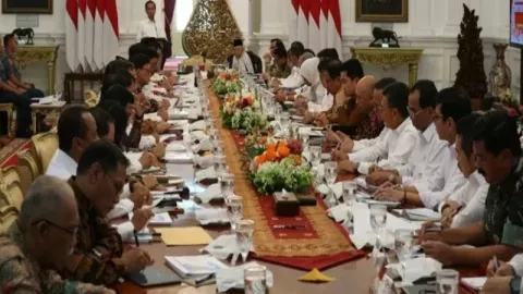 Menteri Jokowi Hadiri Sidang Kabinet Perdana, Ini Penampakannya - GenPI.co