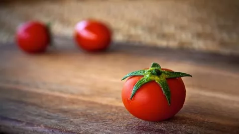 Atasi Jerawat dengan Tomat, Begini Caranya - GenPI.co