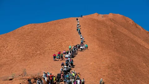 Tempat Suci Aborigin, Australia Tutup Tempat Wisata Uluru - GenPI.co