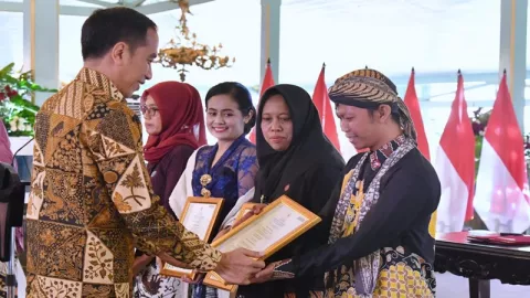 Yanik, Perajin Blora Terima Sertifikat Profesi Batik dari Jokowi - GenPI.co