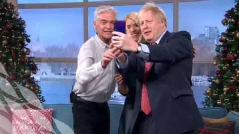 PM Inggris Borris Johson Pakai Ponsel Huawei untuk Selfie  - GenPI.co